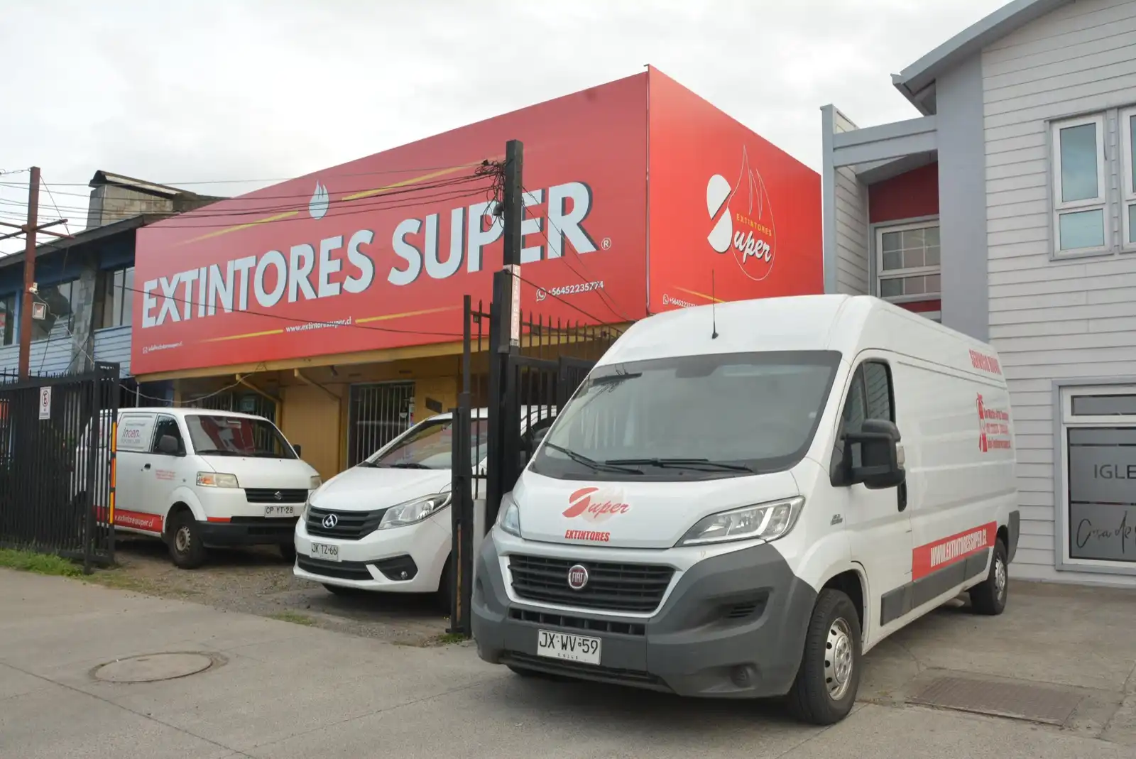 Local de Extintores Súper en Temuco con tres vehículos, uno con la calcomanía de empresa certificada INCEN